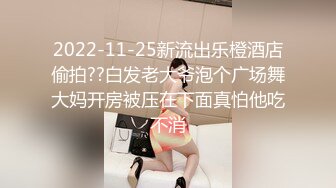 双女仆抢吃一根肉棒