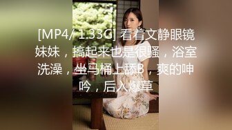 校园厕拍达人潜入职校女厕④ 定点全景偸拍，超多学生妹方便，各种浑圆大屁股，双洞看的清楚 (3)