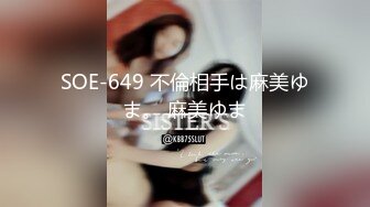 时尚牛仔裤丰满乳房极品身材人妖躺在床上亲吻大屌被操屁眼闭眼享受后门的快感