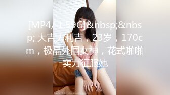 只穿着一件裹胸黑衣的性感大长腿美女 下体逼毛黑黝黝