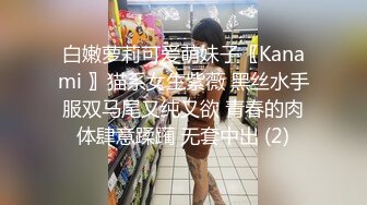 技术型大神TP高档写字间牛仔裙高跟鞋漂亮清纯妹子边蹲大号边玩手机还用电筒补光拍完还搭讪美女问路搞笑