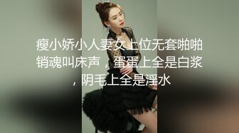 胸前纹身红唇美女振动棒疯狂插穴，淫语骚话无毛嫩穴极度诱惑