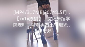 眼镜斯文OL少妇下班回家小公园闲逛,大胆扒下吊带露奶,脱了内裤看穴