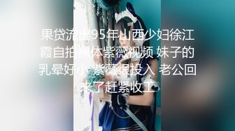 00后小奶妈挤奶水给狼友喝，全程露脸陪狼友互动撩骚，揉奶玩逼掰开骚穴给狼友看，自己抠逼浪叫看着好刺激