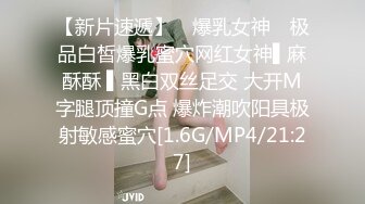 黑色连体裙子白丝袜小姐姐和白色包臀裙姐妹逛街 一个没穿内内 若隐若现 一起CD