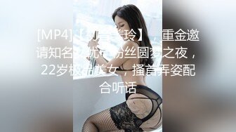 约到女孩子，直接开车到高架桥下车震，桥下比较黑不够清晰但够精彩