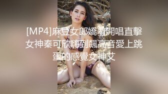 气质风骚颜值又高的轻熟女跟小哥激情啪啪，让小哥一边舔逼一边草穴，搞的骚逼淫水十足浪叫呻吟，自慰诱惑