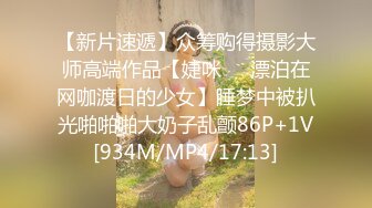 三男两女多人淫乱沙发上干到卧室，一人一个后入开操，摄影小哥旁边指导姿势，卧室骑乘猛操两男干一女