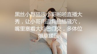 胆大牛人潜入舞蹈培训班女厕偷窥女学员扒光衣服撅起翘臀尿尿对着镜子挑牙