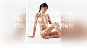 室友把大奶女友带回宿舍录过夜,吵得上铺兄弟睡不着骂了他们一顿,故意抱起女友请上铺兄弟看逼