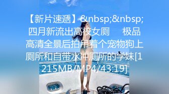 娇小身材颜值新人牙套美女露逼诱惑，揉捏贫乳翘起屁股掰穴，近距离特写毛毛浓密，拍打性感翘臀非常诱人