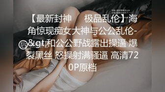 会所技师上钟了 女技师手口奶并用 搞得男客人欲火难耐，最后抱着女技师的头一顿疯狂抽插射嘴里！