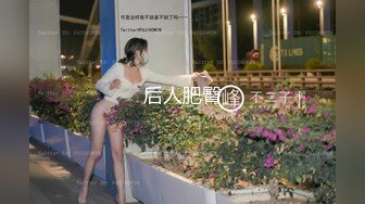 黑丝大奶淫妻 被单男直接内射 绿帽老公望着刚挨过操往外冒精液的骚穴 受不了诱惑 在老婆骚穴直接刷锅