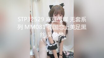 长沙少妇曹小倩，在家里约网友，吃着陌生人的棒棒，后入棒极了~ 