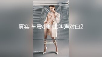 中年大叔忽悠美女顾客做特殊服务，全身按摩撩骚忽悠顾客揉奶玩逼，按摩床上爆草抽插，给骚逼干的神魂颠倒[