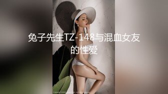 德国小伙们带着两个漂亮少妇划船来到孤岛，尽情的奔放，两个GAY小伙负责放风