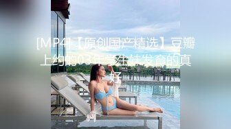 【P2】都知道欧美人很开放，没想到如此开放！罕见在人潮涌动公开场合【成人展舞台】真刀真枪干起来，原始人性展露无遗 (2)