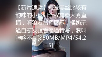 36D顶级美乳小姐姐这奶子堪称完美，撩起小背心揉捏，下面塞着跳蛋，嘴里含着假屌