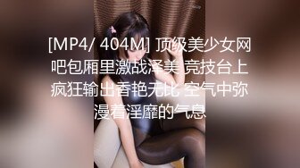 最新专挑美女厕拍第78部：蓝衣格子裙韵味美妇橄榄状肥穴和无毛肉片馋死人