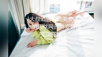 安吉莉卡是个好女孩，但这并不意味着她不喜欢男性的关注。她永远不会欺骗她的丈夫，无论她有两个男人搭讪她