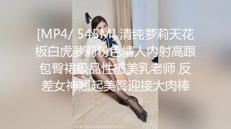 [MP4/ 685M] 两女一男小少妇户外野战路边交后入，搞一会来人回车上，手指扣逼掰穴特写