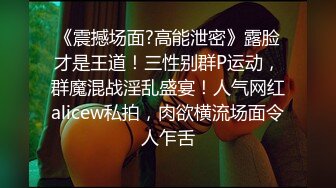 校园厕拍达人潜入职校女厕④ 定点全景偸拍，超多学生妹方便，各种浑圆大屁股，双洞看的清楚 (2)