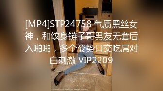 网红妹子（白袜袜格罗丫）哥哥后入女上啪啪，苗条身材上位快速蠕动，很是诱惑喜欢不要错过