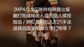 正面抄底陪女伴逛商場的粉紗裙高跟騷女,豐滿的雙乳和誘人的長腿