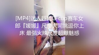 爬在天花板偷窥颜值不错的妹子在更衣间抹减肥霜