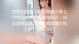 【新片速遞 】 极品高质量温柔美女玩起来很狂野啊，和两个男的到酒店，脱光光身材前凸后翘丰腴肉感，前后夹击猛操哦哦呻吟【水印】[1.88G/MP4/33:16]