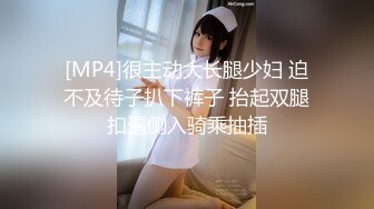 露脸轻熟女先道具插穴手撸假阳具，黄瓜自慰插穴，白浆好多骚的很