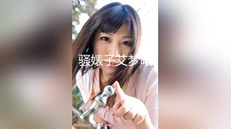 白虎美穴18极品萌妹，扎着麻花辫黑白丝袜，翘起双腿给你看小穴