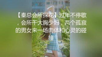 纹身小太妹抽着烟玩逼，揉捏骚奶子大黑牛摩擦阴蒂呻吟，听狼友指挥旁边还有姐妹舔奶子玩她骚逼，精彩刺激