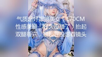 Ria 久留美甜蜜地坐着等待，因为一些男人将他们的鸡巴释放到她的脸上。