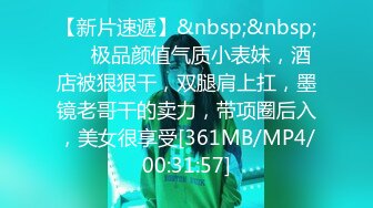 《居家摄像头破解》中年大叔在家里和老婆吃鲍鱼啪啪 洗个澡出来再干一炮