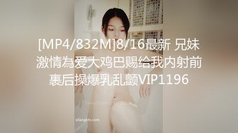 超级气质熟女，公园阶梯、就地坐着、换性感T内裤，车来车往，刺激呀！