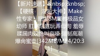 长途大巴到饭店吃饭来了一群憋了很久的美女少妇来嘘嘘