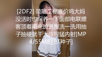 小美女爱诱惑清纯嫩妹厕所尿尿自摸，揉捏奶子翘起屁股扭动，毛毛挺浓密特写掰穴，动动很小没怎么开发