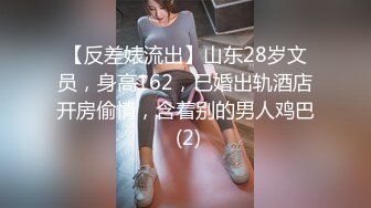 爬窗偷窥女生合租房里的小秘密