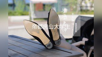 【奇葩母女双人秀】漂亮妹子带妈妈一起下海，自摸骚逼，观众要求看你妈逼，翘起屁股看骚穴，撩起衣服揉捏奶子