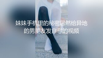 大学女友在家。