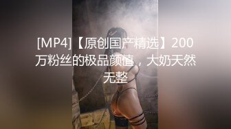 与90后胳膊上纹蝎子纹身的超萌短发小妹，玩疯狂做爱游戏