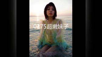 [MP4/ 792M]&nbsp;&nbsp;大红唇新人骚女被两大汉3P，白丝袜丁字裤，翘起屁股看穴，两根JB轮流舔，骑乘上下一起插