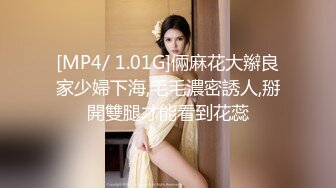 男：过来过来，嘴张开，张开张开。   精神小妹女：我怕吃到喉咙里去，吼吼吼！