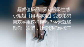 气质短发美女解开内衣柔软大奶跪在椅子屁股摇摆，掰开骚穴特写