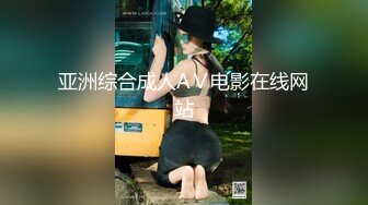 可爱呆萌年轻小萝莉跟好姐妹躺在床上还跟狼友发骚呢，真会玩给狼友看逼逼和菊花小洞洞，道具抽插骚穴跳艳舞