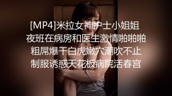 商场女厕全景偷拍蓝色毛衣黑色短裤妹妹嘘嘘完兴高采烈的癫跑起来