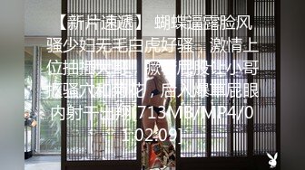 学校保安窗户缝偷窥漂亮的学生妹洗鲍鱼擦身体