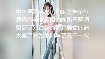 《硬核✿极品网红》与撸铁健身女神赫拉大表姐有互动，推特极品气质御姐【八月】美臀美鲍各种公共场合户外露出