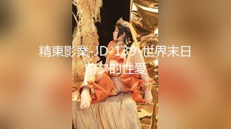 [MP4/ 409M]&nbsp;&nbsp;身材不错的眼镜御姐范美少妇玩三P，有人专业角度拍摄，硬了后入操逼